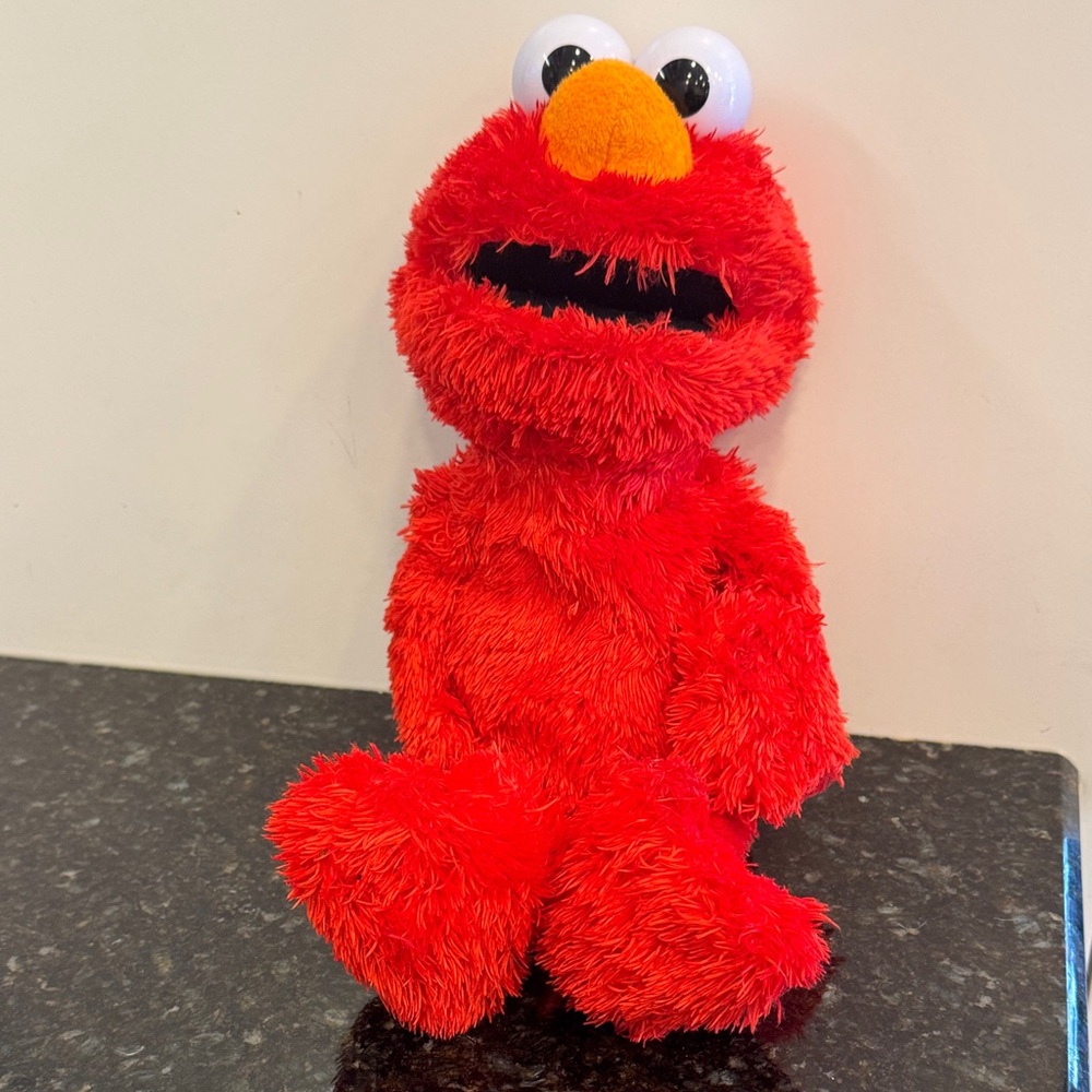 Elmo -Hasbro Talking Plush LOVE TO HUG AND KISS 15”Laughing Spanish 2018